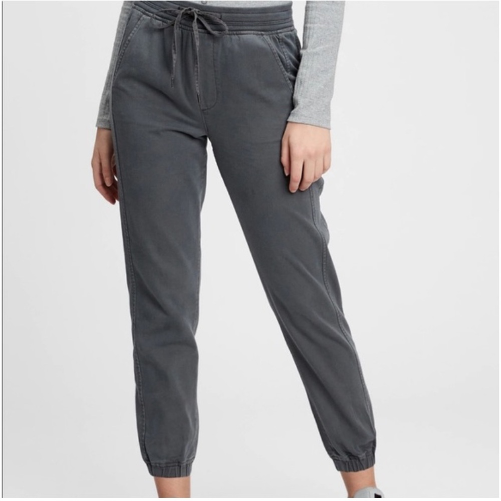 GAP Gray Sweatpants with Tapered Fit and Elastic Waistband